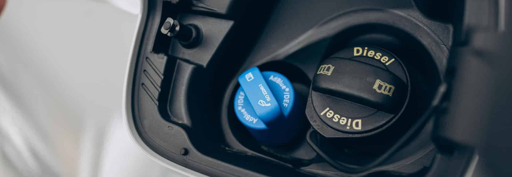 תמונה מיכל תדלוק של רכב עם פיית תדלוק של דלק ופיית תדלוק של אוריאה