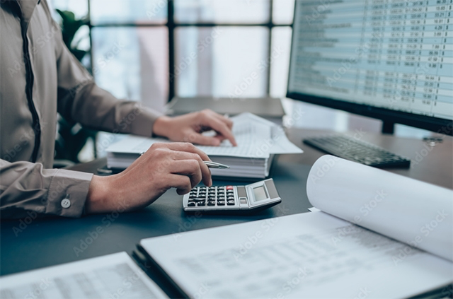 תמונה של יד על מחשבון